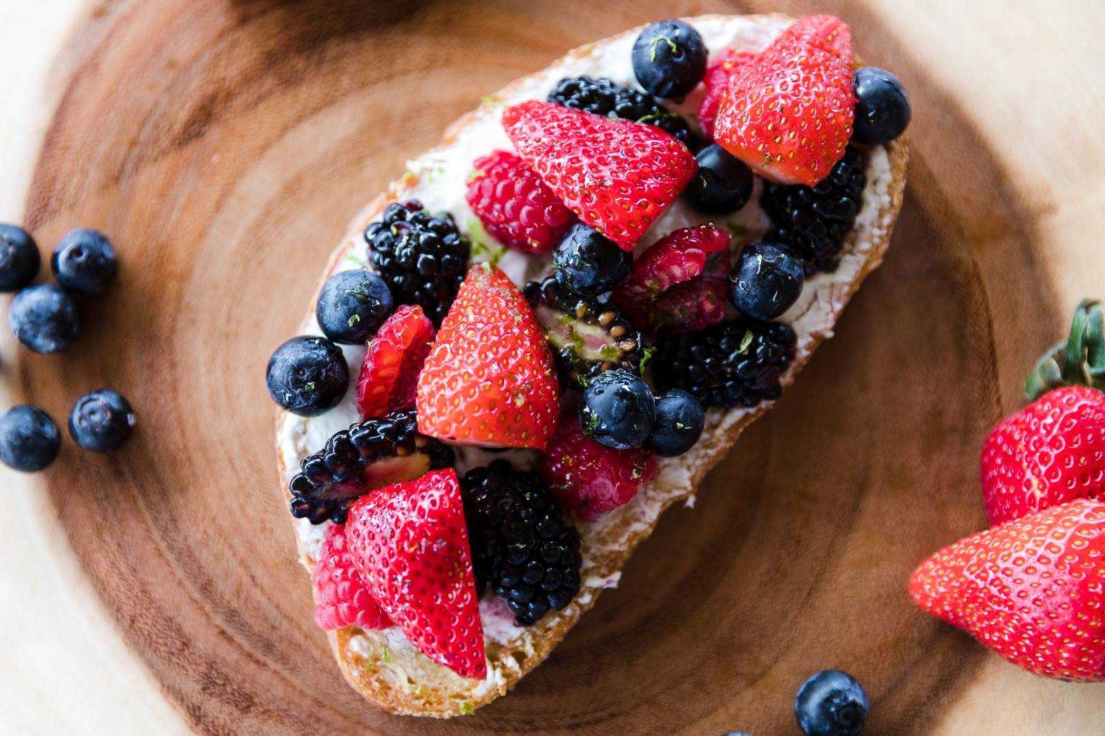 Cayman Honey Mix Berries Tartine